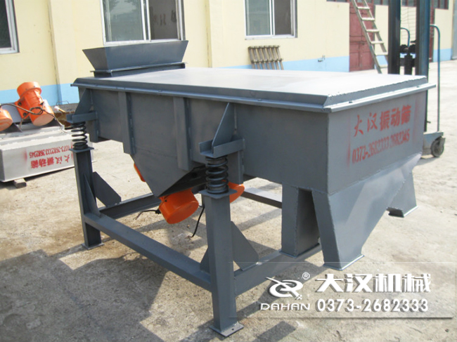 1016型直線振動(dòng)篩的材質(zhì)分為：不銹鋼，碳鋼兩種可以選擇。