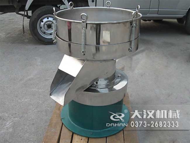 涂料振動(dòng)篩由：框體，振動(dòng)斗，出料口，振動(dòng)電機(jī)底座等部件組成