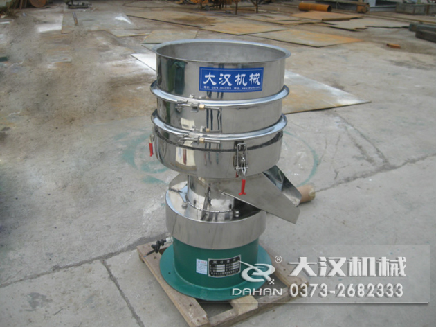 涂料過濾振動(dòng)篩：利用振動(dòng)電機(jī)的振動(dòng)力帶動(dòng)物料在篩網(wǎng)上進(jìn)行篩分，從而利用篩網(wǎng)孔徑的大小不同，完成涂料的分級(jí)，除雜等篩分目的。