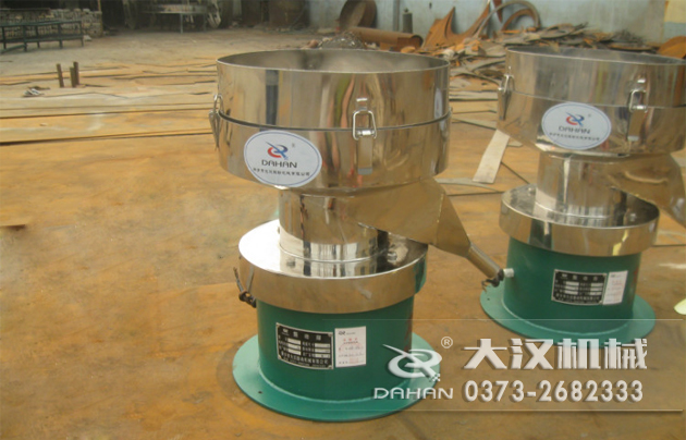 涂料振動(dòng)篩底部為碳鋼材質(zhì)，上半部分與無聊接觸的為不銹鋼材質(zhì)，這種產(chǎn)品能夠在成本上有所節(jié)約。