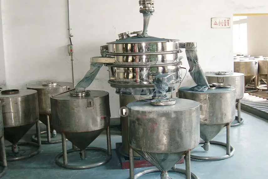 振蕩篩主要特點(diǎn)：換網(wǎng)容易，全封閉模式粉末不飛揚(yáng)，可連續(xù)作業(yè)