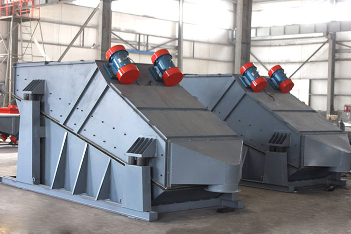 ZSG礦用振動篩采用雙電機振動，電機位置安裝在頂部，便于更好的傳遞振動力。