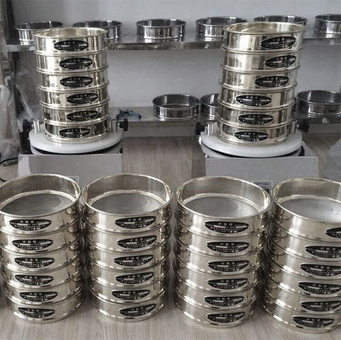 試驗篩采用SUS403不生銹材質(zhì)，篩框壁厚0.6mm經(jīng)久耐用不變形，可耐400°高溫，可用于無機，有機溶液。