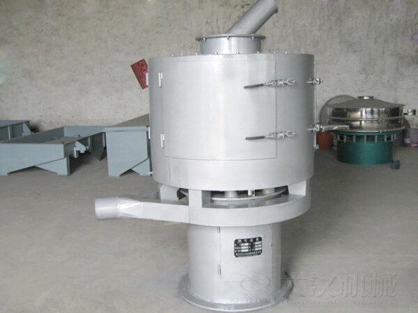 氣流篩與其它普通振動(dòng)篩不同的是其采用的是立式篩網(wǎng)，篩分主要?jiǎng)恿碜燥L(fēng)機(jī)的吹動(dòng)帶動(dòng)物料撲向篩網(wǎng)，從而完成篩分目的。